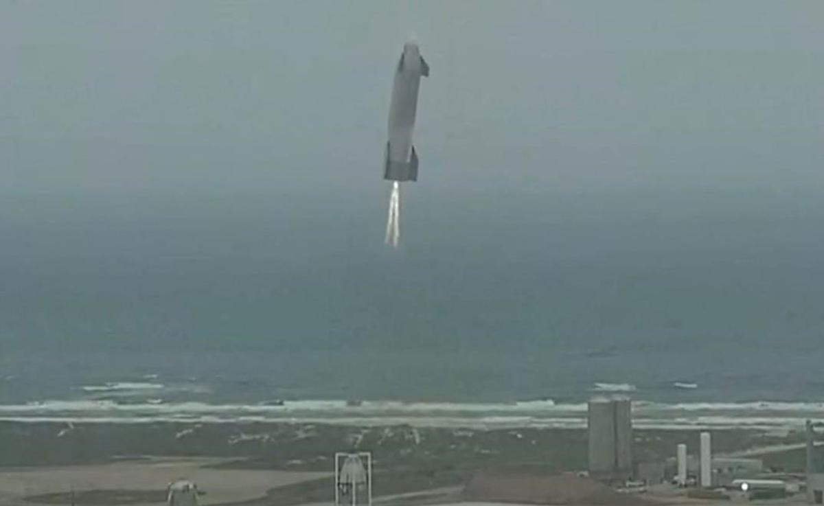 El cohete SpaceX Starship en el momento de prepararse para aterrizar.
