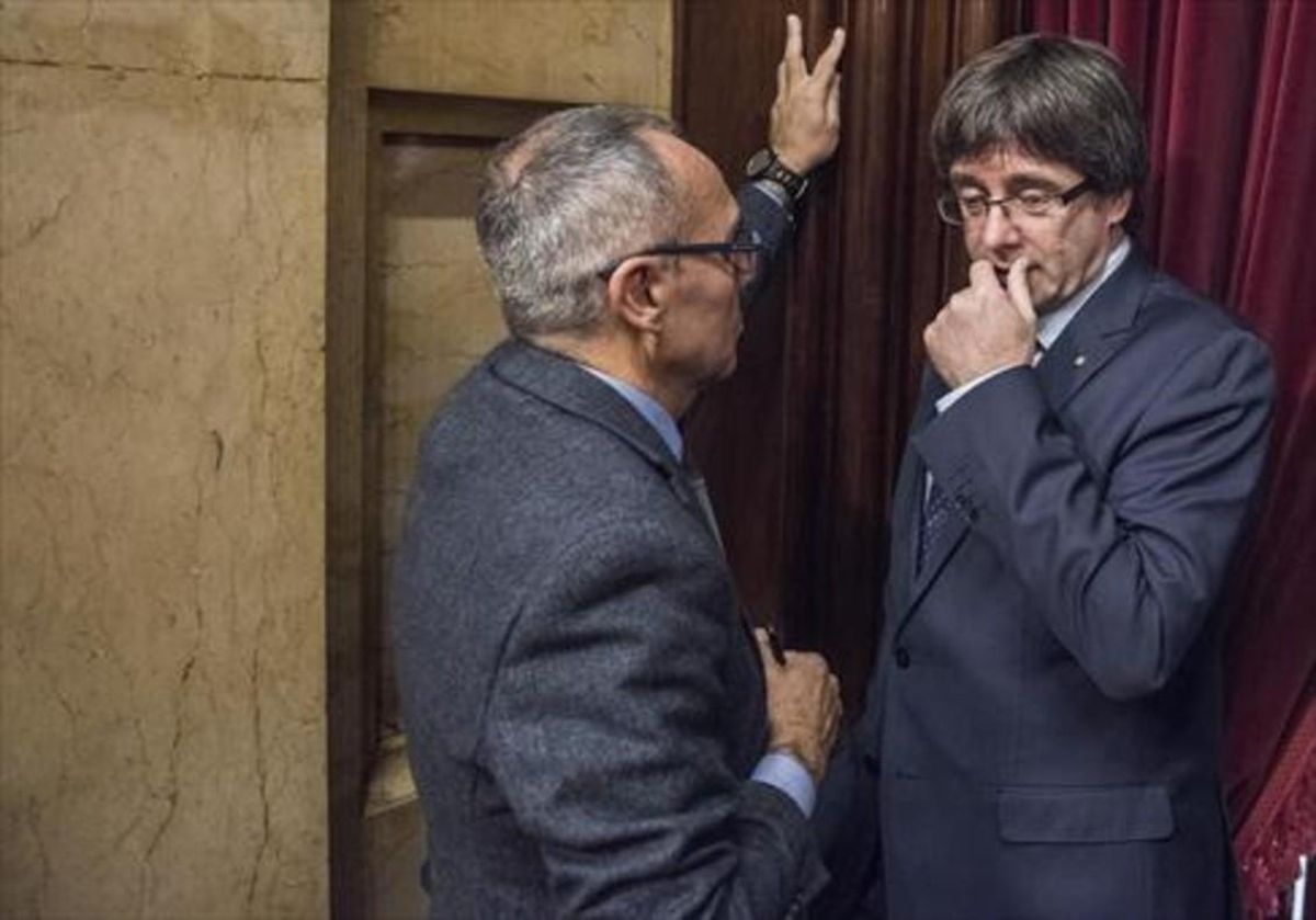 El diputado de Sí que es Pot Joan Coscubiela, con el ’president’ Puigdemont, en diciembre pasado en el Parlament. El diputado de Sí que es Pot Joan Coscubiela, con el ’president’ Puigdemont, en diciembre pasado en el Parlament.