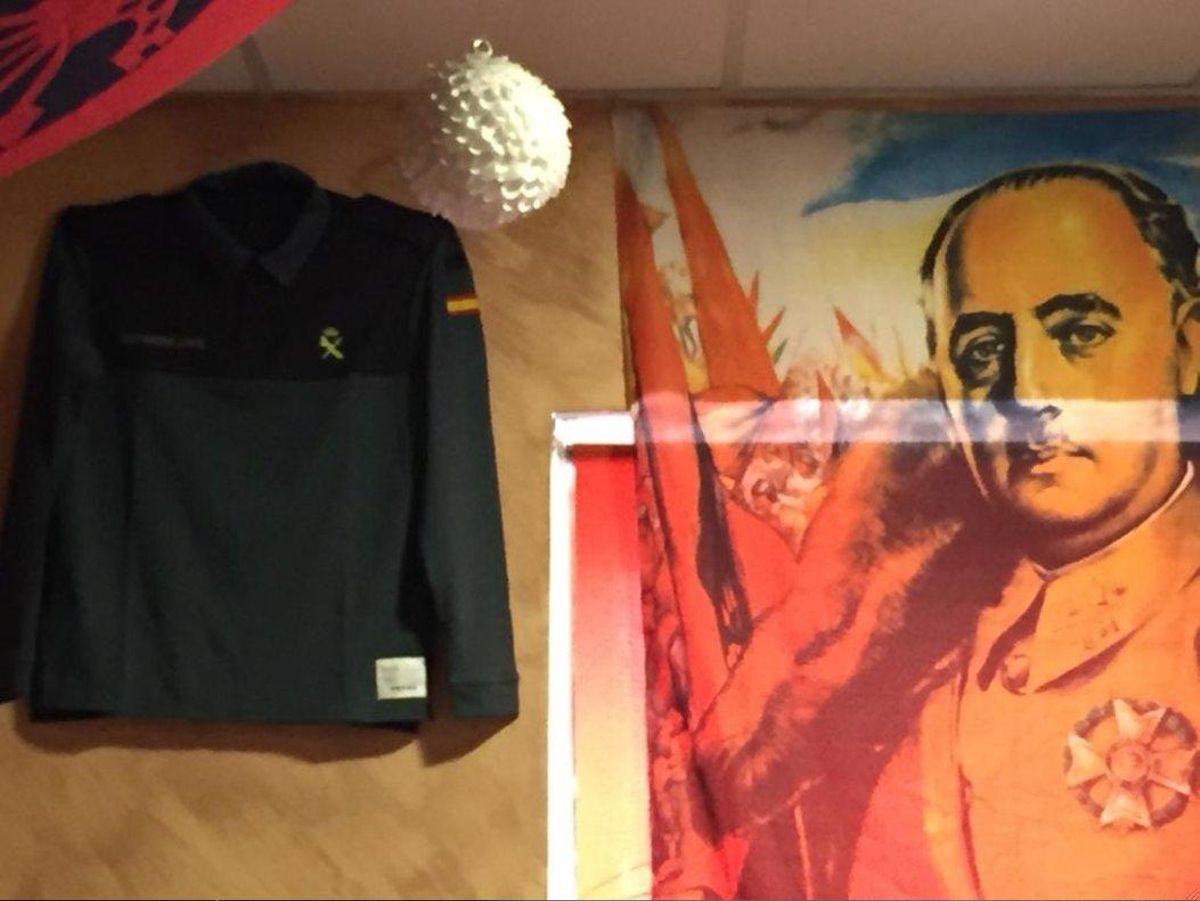 Camisa de la Guardia Civil junto a retrato de Franco en el Bar Oliva de Madrid. Camisa de la Guardia Civil junto a retrato de Franco en el Bar Oliva de Madrid.