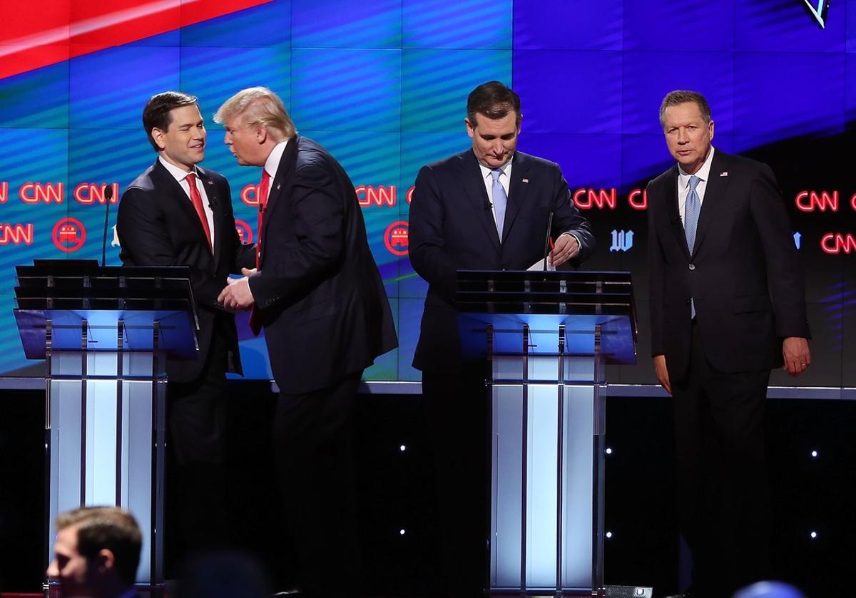  Trump saluda a Rubio (izquierda) al final del debate, junto a Ted Cruz y John Kasich, anoche en Florida.