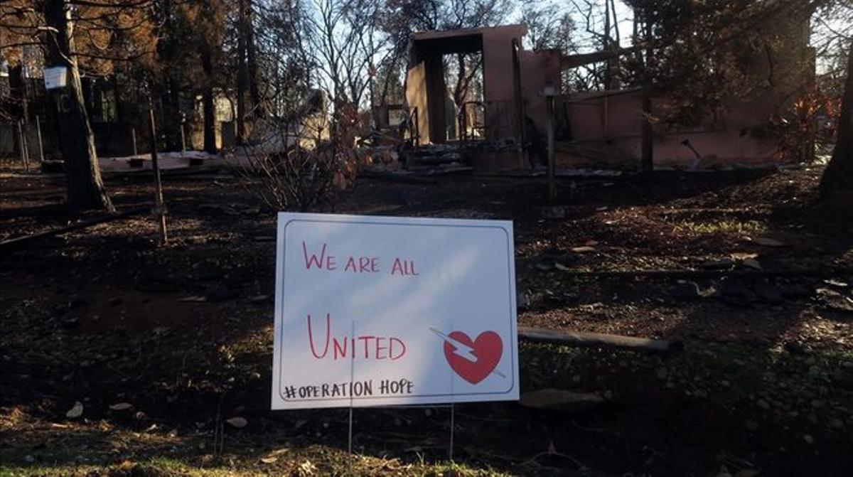 Aspecto de un barrio residencial de Paradise dos meses después del trágico incendio que destruyó la población californiana