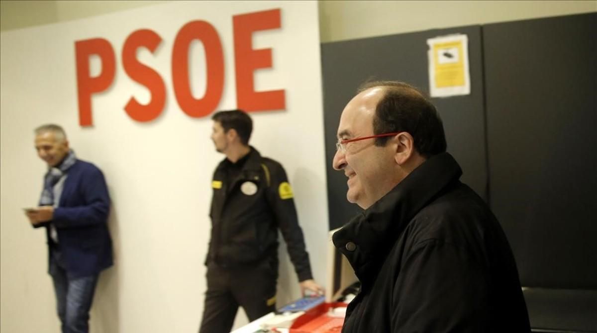 Miquel Iceta entra en el comité federal del PSOE que decidió la abstención en el debate de investidura de Rajoy. Miquel Iceta entra en el comité federal del PSOE que decidió la abstención en el debate de investidura de Rajoy.