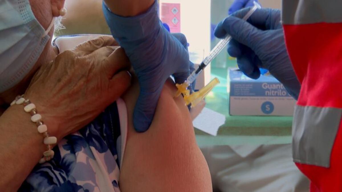 La UE es marca com a prioritat aconseguir vacunes adaptades contra la covid-19 per al setembre