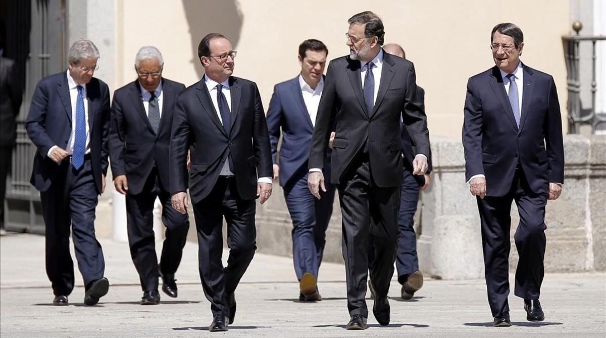 Mariano Rajoy y los otros seis dirigentes de los países del sur de la UE se dirigen a la foto de familia, en los jardines del Palacio del Pardo de Madrid. Mariano Rajoy y los otros seis dirigentes de los países del sur de la UE se dirigen a la foto de familia, en los jardines del Palacio del Pardo de Madrid.
