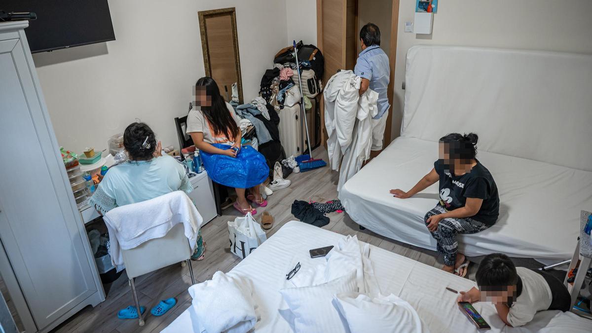 Una familia, con dos menores de 15 y 3 años, vive en una habitación de una pensión en las afueras de Barcelona tras un desahucio hace ya cuatro meses. Una familia, con dos menores de 15 y 3 años, vive en una habitación de una pensión en las afueras de Barcelona tras un desahucio hace ya cuatro meses.
