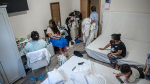 Una familia, con dos menores de 15 y 3 años, vive en una habitación de una pensión en las afueras de Barcelona tras un desahucio hace ya cuatro meses.