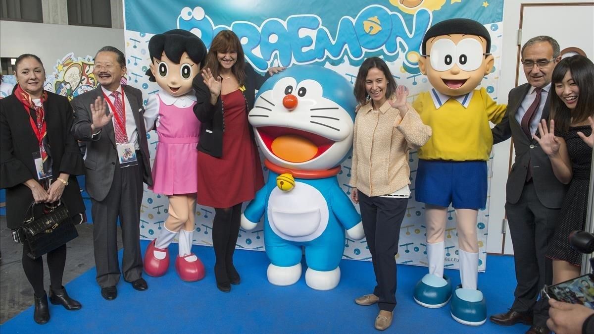 Los fans junto a las autoridades fotografiándose en el fantástico mundo de Doraemon. Los fans junto a las autoridades fotografiándose en el fantástico mundo de Doraemon.