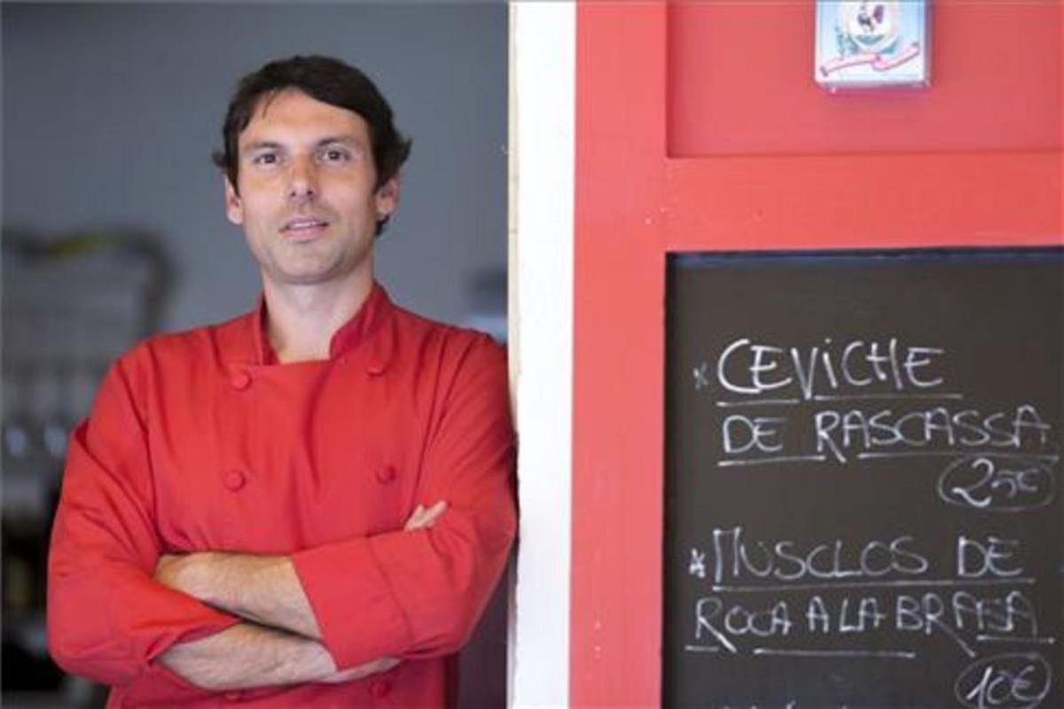 Santi Colominas, rojo verano, en la puerta de Toc al Mar. Foto: David Borrat Santi Colominas, rojo verano, en la puerta de Toc al Mar. Foto: David Borrat