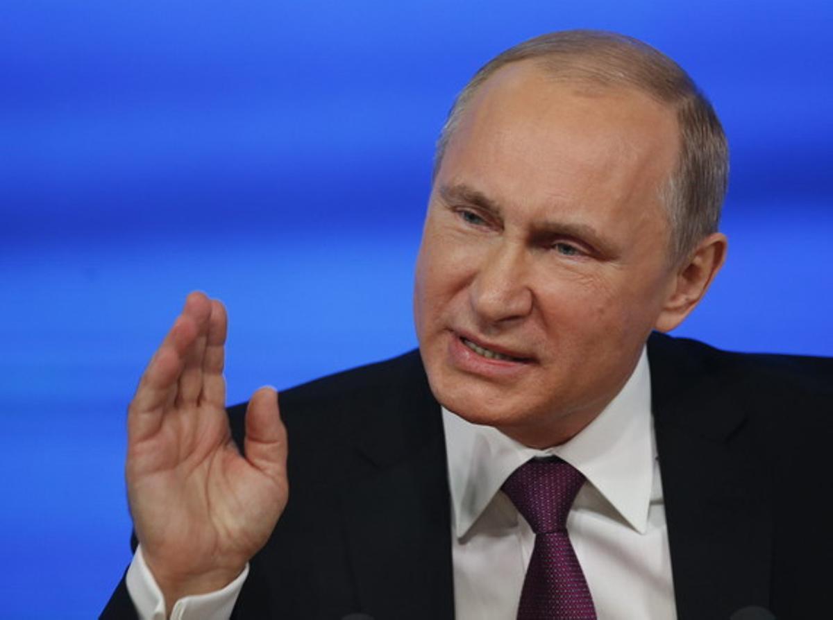 Vladimir Putin gesticula durante una rueda de prensa en Moscú.