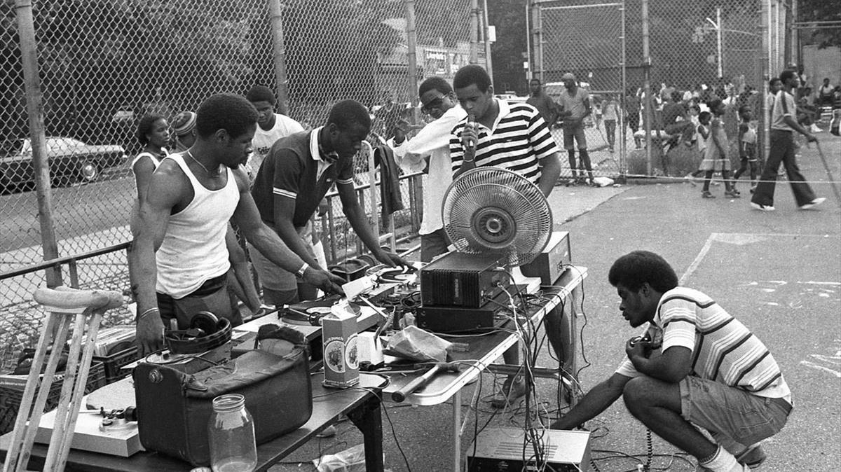 Preparativos para una ’block party’, en Nueva York, en los años 70.