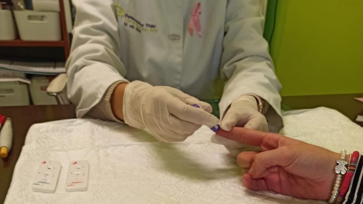 Realización de una prueba rápida de anticuerpos para detectar el covid, el pasado 2 de noviembre. Realización de una prueba rápida de anticuerpos para detectar el covid, el pasado 2 de noviembre.