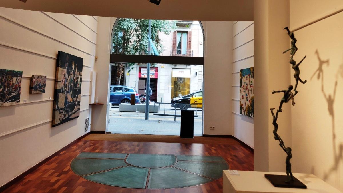 Aspecto general de la exposición con la escultura ’Columna de nens’, a la derecha. Aspecto general de la exposición con la escultura ’Columna de nens’, a la derecha.
