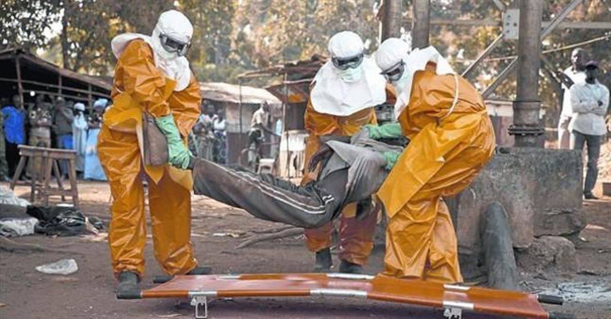 Sanitarios de la OMS retiran el cadáver de un enfermo de ébola en Guinea, el pasado enero. Sanitarios de la OMS retiran el cadáver de un enfermo de ébola en Guinea, el pasado enero.