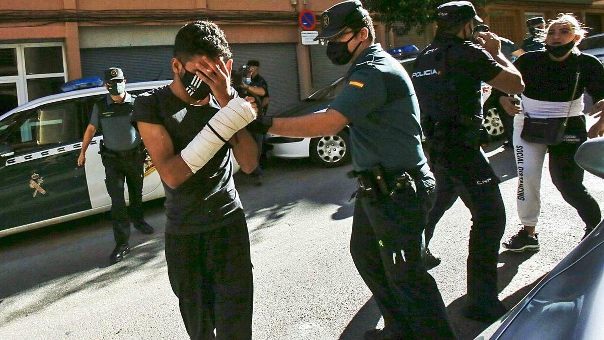 La Guàrdia Civil deté el setè implicat en la violació grupal d'una nena a Xàtiva La Guàrdia Civil deté el setè implicat en la violació grupal d'una nena a Xàtiva