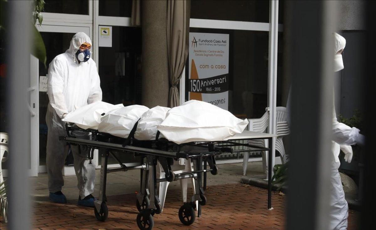 Servicios funerarios retiran dos cadaveres de un centro geriátrico de Barcelona, el 2 de abril. Servicios funerarios retiran dos cadaveres de un centro geriátrico de Barcelona, el 2 de abril.