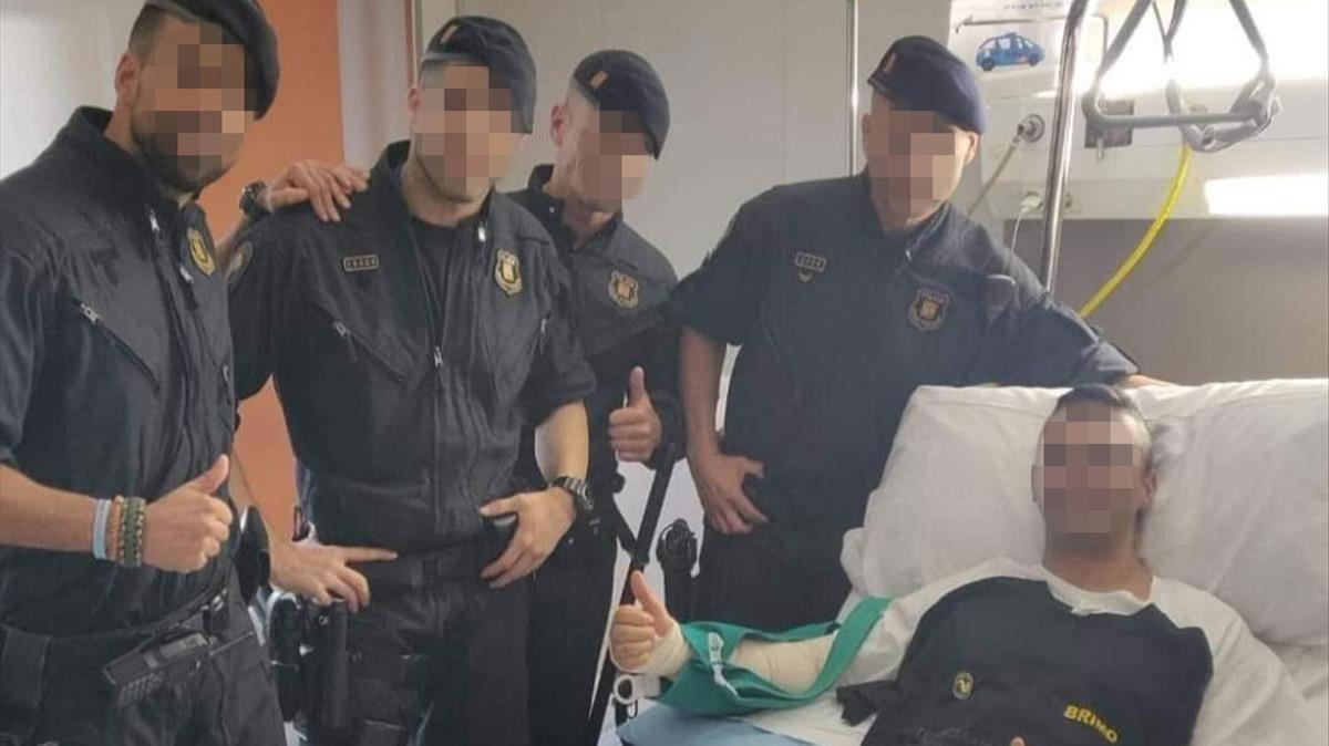 Cuatro ’mossos’ visitan este jueves en el Hospital de Sant Pau al agente de Policía Nacional herido en los disturbios de Barcelona del pasado día 18.