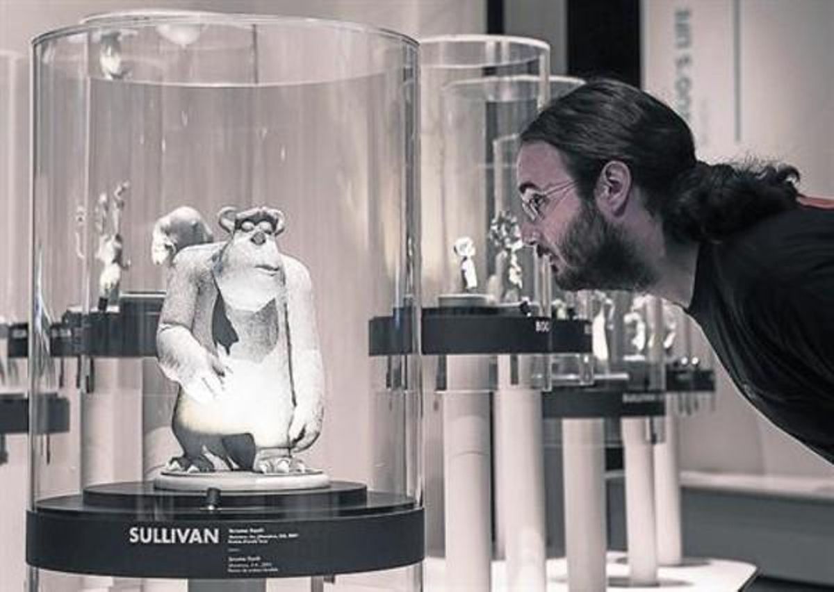 Un visitante mira una de las esculturas de resina de Sullivan, del filme ’Monstruos SA’. Un visitante mira una de las esculturas de resina de Sullivan, del filme ’Monstruos SA’.