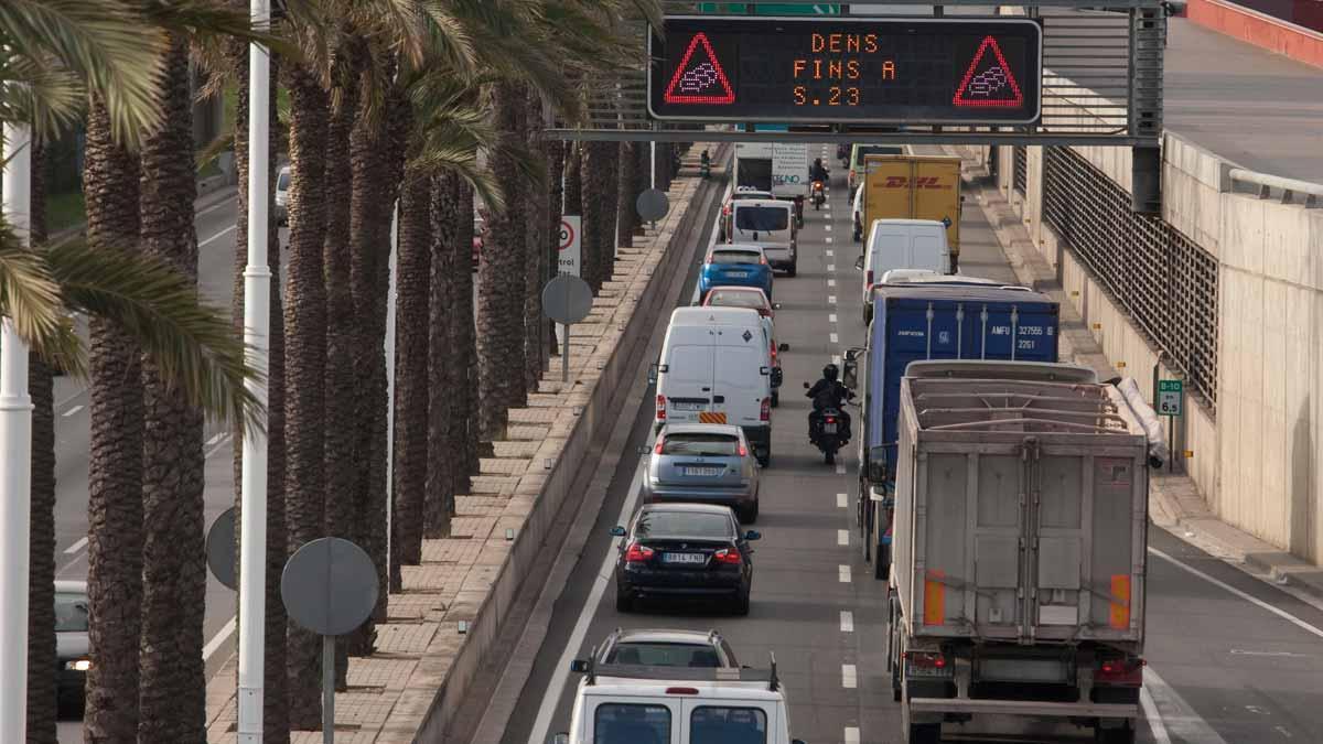 Mor el conductor d’un turisme en un accident múltiple a Barcelona