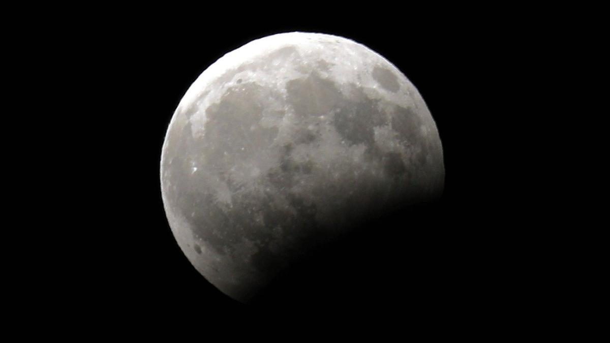 Así se verá la luna llena del cazador con eclipse parcial incluido
