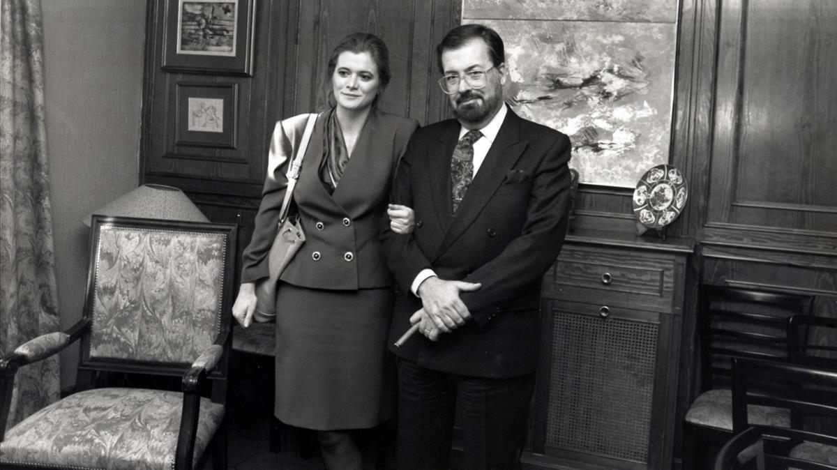 Elena Ochoa y Chicho Ibáñez Serrador, en la presentación del programa de TVE ’Hablemos de sexo’, en 1990.