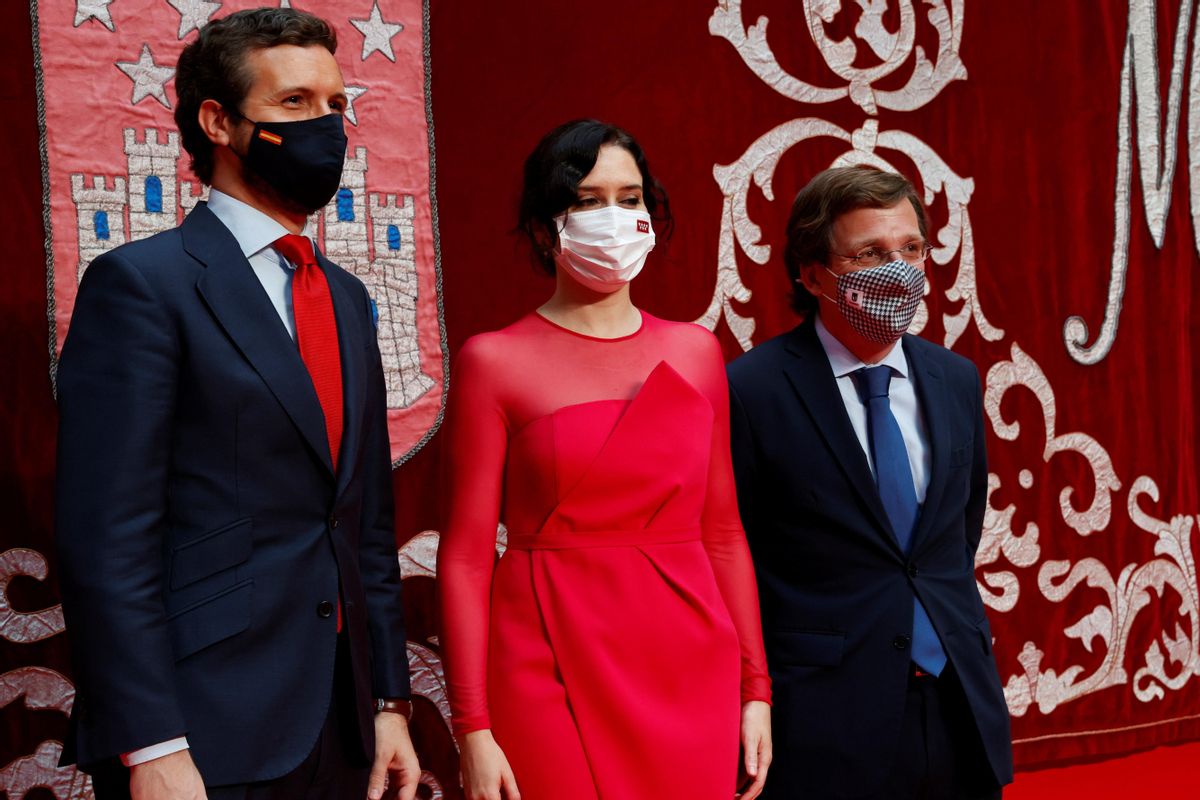 Pablo Casado y José Luis Martínez-Almeida acompañan a Isabel Díaz Ayuso en su toma de posesión tras ser investida presidenta de la Comunidad de Madrid, el pasado 19 de junio. Pablo Casado y José Luis Martínez-Almeida acompañan a Isabel Díaz Ayuso en su toma de posesión tras ser investida presidenta de la Comunidad de Madrid, el pasado 19 de junio.