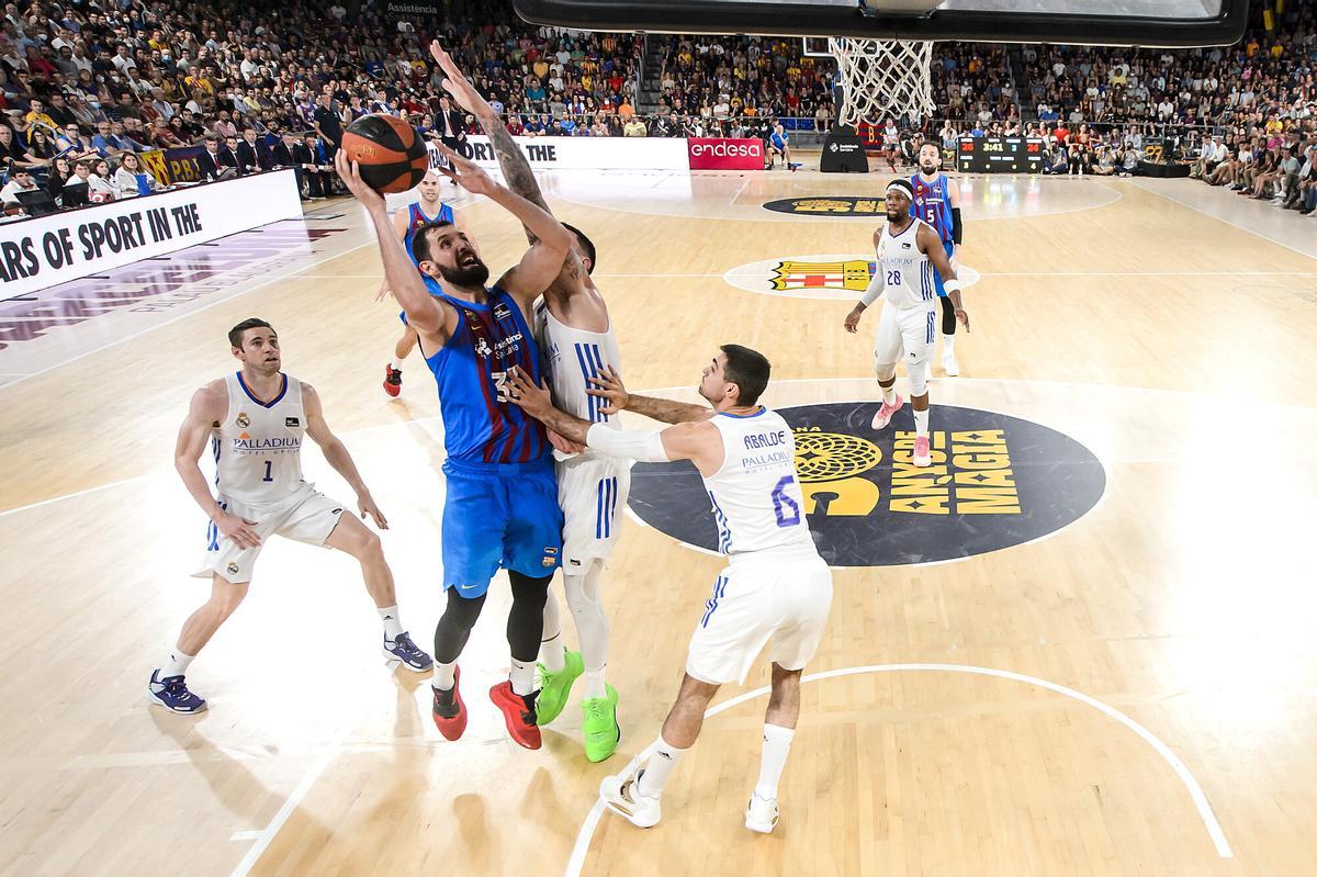Mirotic lanza a canasta ante la oposición de Deck y Abalde Mirotic lanza a canasta ante la oposición de Deck y Abalde