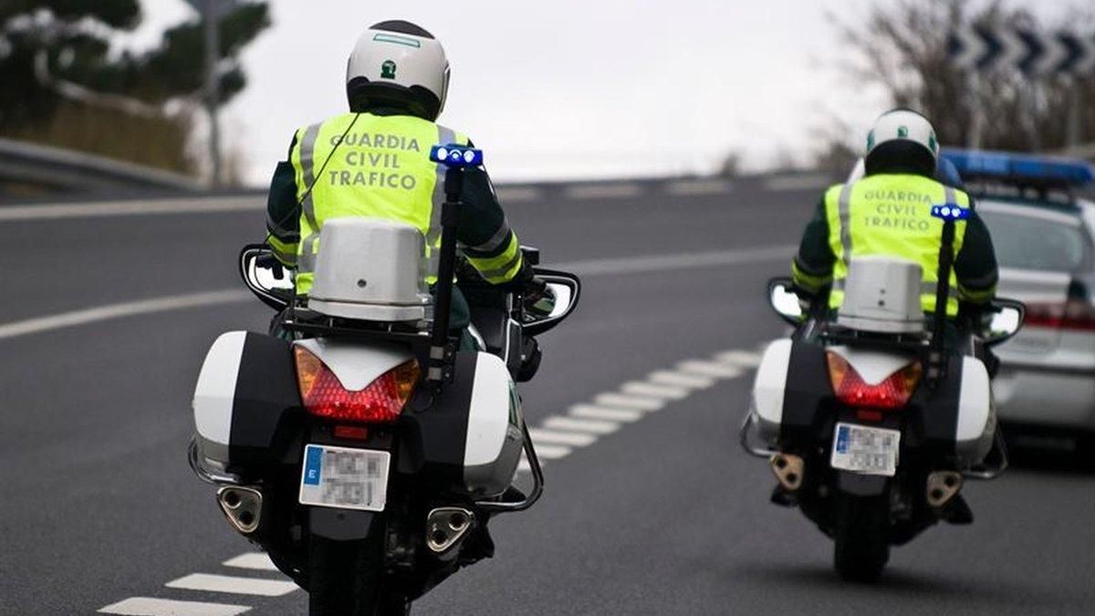 Dos agentes de tráfico de la Guardia Civil. Dos agentes de tráfico de la Guardia Civil.