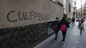Pintada en la pared del colegio de los Maristas de Sants de Barcelona en contra la pederastia, en febrero del 2016.