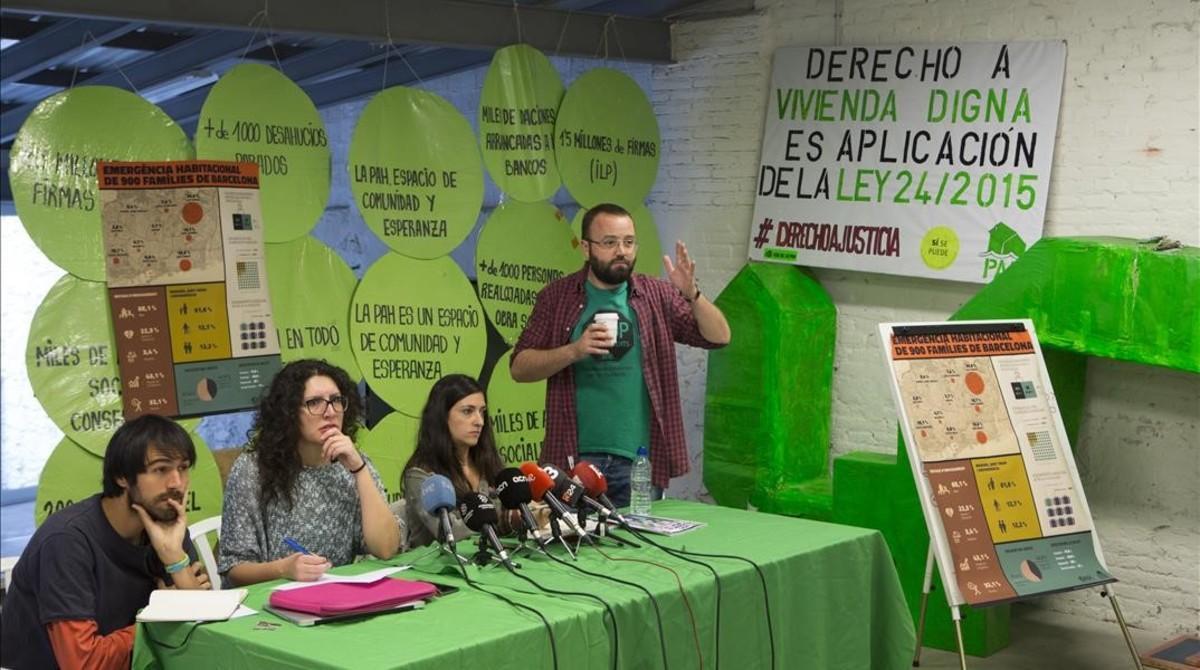 Carlos Macías, derecha, durante la presentación del informe sobre la crisis hipotecaria en Barcelona Carlos Macías, derecha, durante la presentación del informe sobre la crisis hipotecaria en Barcelona