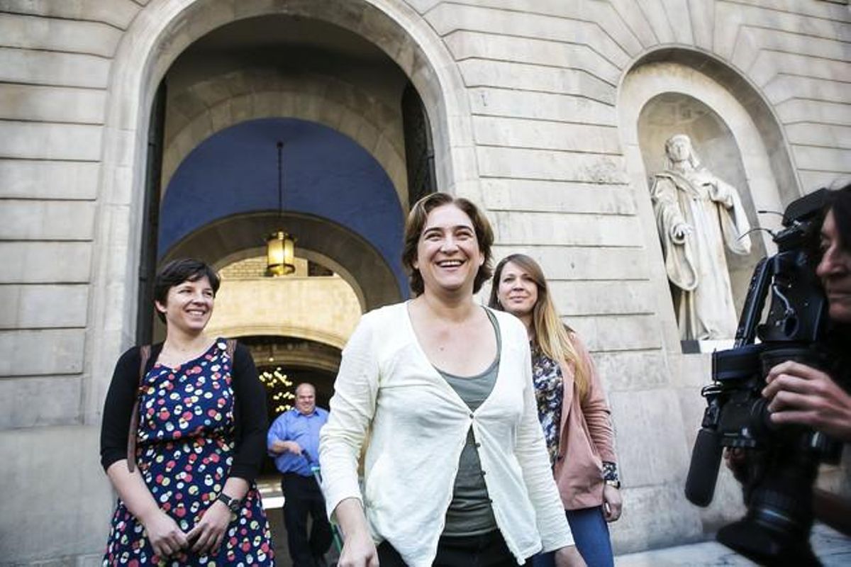 La ganadora de las elecciones municipales en Barcelona, Ada Colau (BC), junto a Laia Ortiz y Janet Sanz antes de dar la rueda de prensa delante del Ajuntament de Barcelona. La ganadora de las elecciones municipales en Barcelona, Ada Colau (BC), junto a Laia Ortiz y Janet Sanz antes de dar la rueda de prensa delante del Ajuntament de Barcelona.