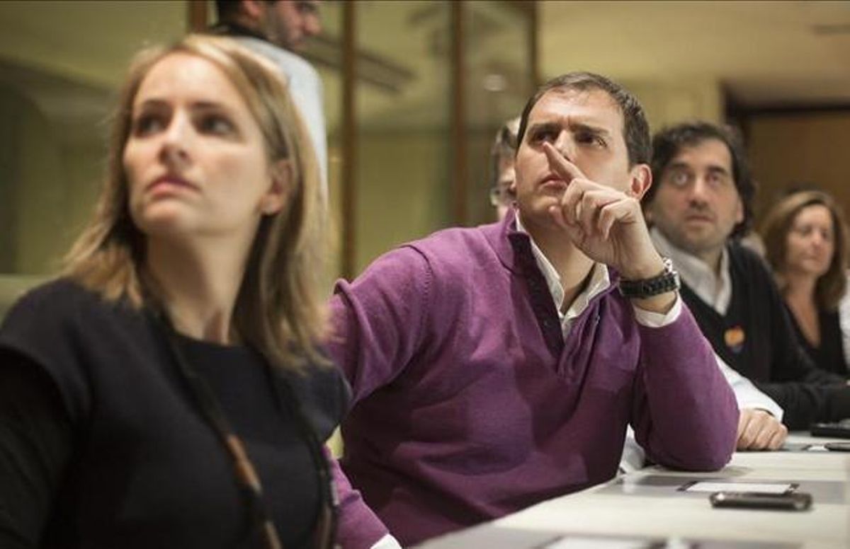 Albert Rivera y su esposa siguen la evolución del escrutinio en el Hotel Gallery. Albert Rivera y su esposa siguen la evolución del escrutinio en el Hotel Gallery.