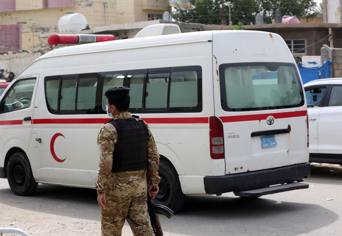 Un policía junto a una ambulancia en Bagdad. Un policía junto a una ambulancia en Bagdad.