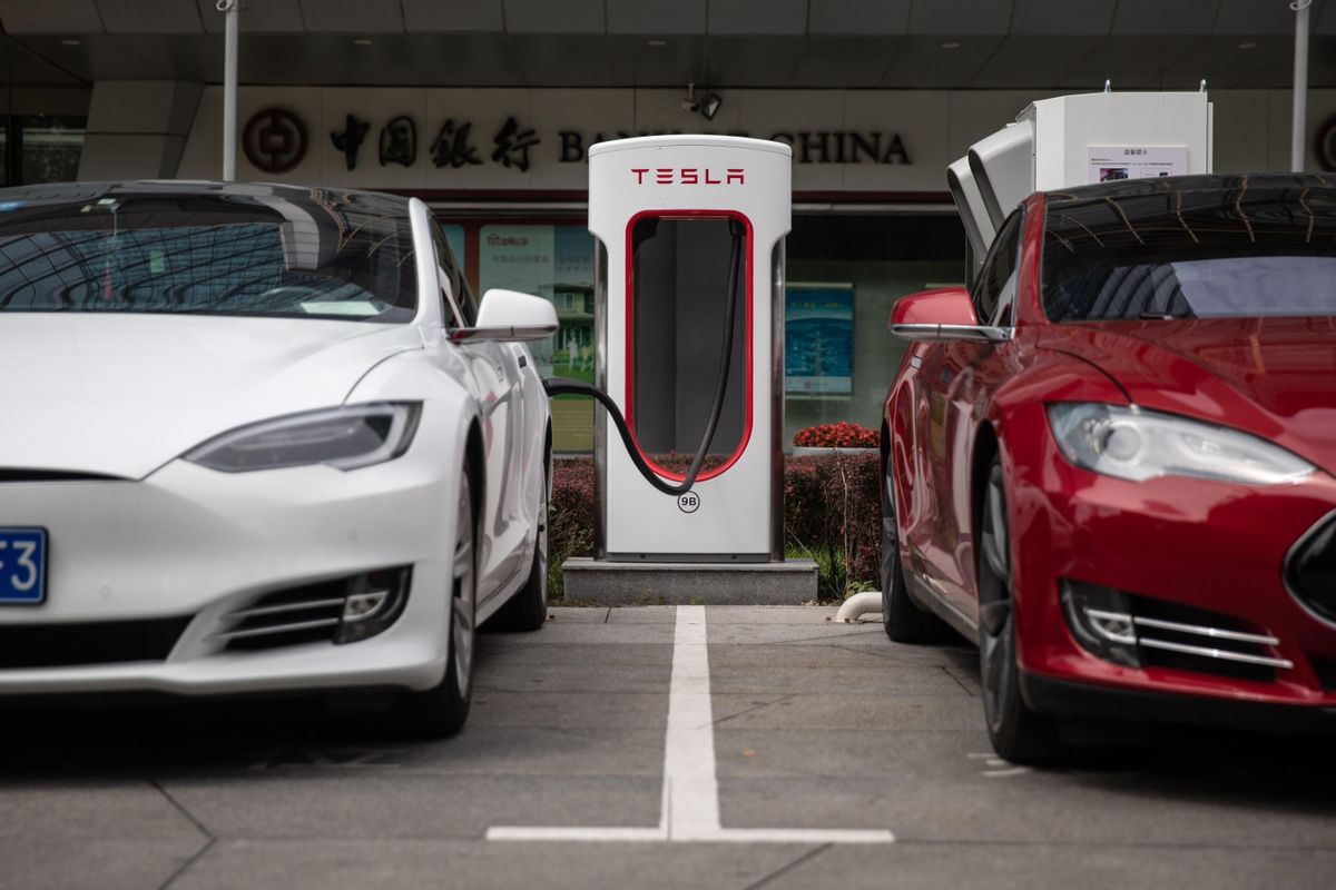 Dos vehículos de Tesla, en un puesto de recarga eléctrica en Pekín. Dos vehículos de Tesla, en un puesto de recarga eléctrica en Pekín.