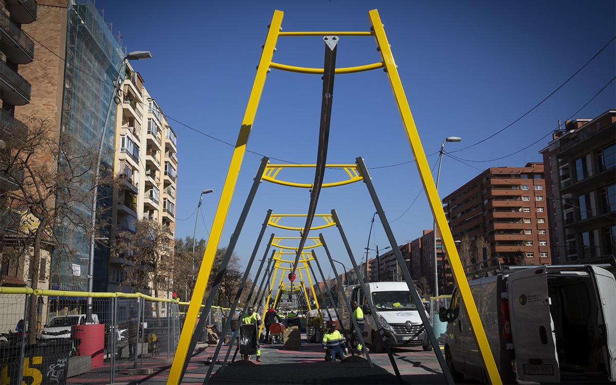 Barcelona instal·la dues tirolines al tram sense trànsit entre Gran Via i Glòries