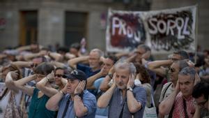 Los manifestantes se tapan los oídos durante la concentración de protesta frente al ayuntamiento. 