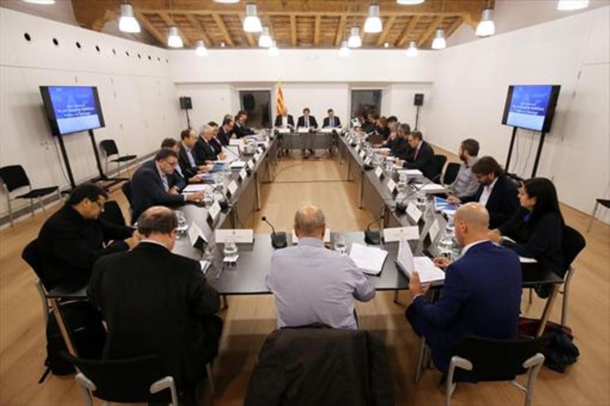 HACE UN AÑO Puigdemont presidió esta reunión del Diplocat el 24 de noviembre del 2016.
