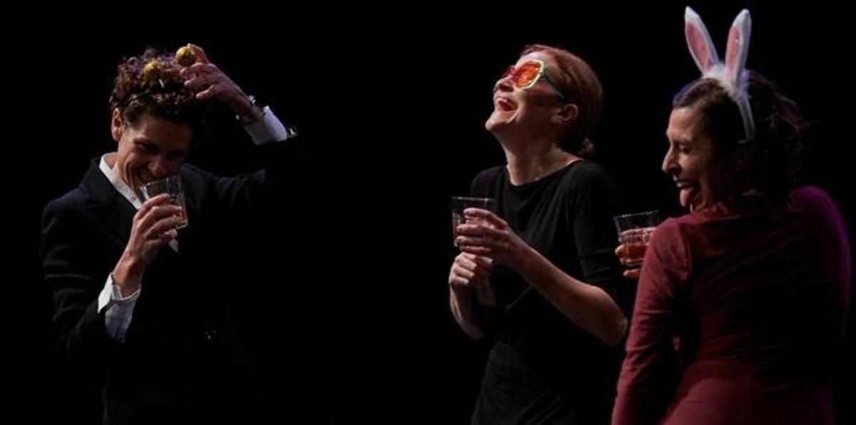 Marta Marco, Cristina Genebat y Clara Segura, en una escena de ’Les noies de Mossbank Road’, en cartel en La Villarroel. Marta Marco, Cristina Genebat y Clara Segura, en una escena de ’Les noies de Mossbank Road’, en cartel en La Villarroel.