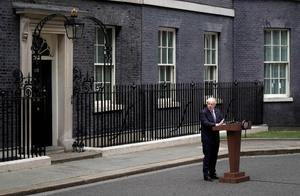 El primer ministro británico, Boris Johnson, hace una declaración frente al número 10 de Downing Street en el centro de Londres. Johnson renunció como líder del Partido Conservador, después de tres tumultuosos años en el cargo marcados por el Brexit, el covid y los crecientes escándalos.