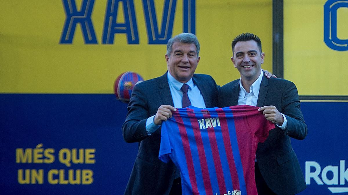 Xavi y Laporta en la presentación del nuevo técnico en el Camp Nou.