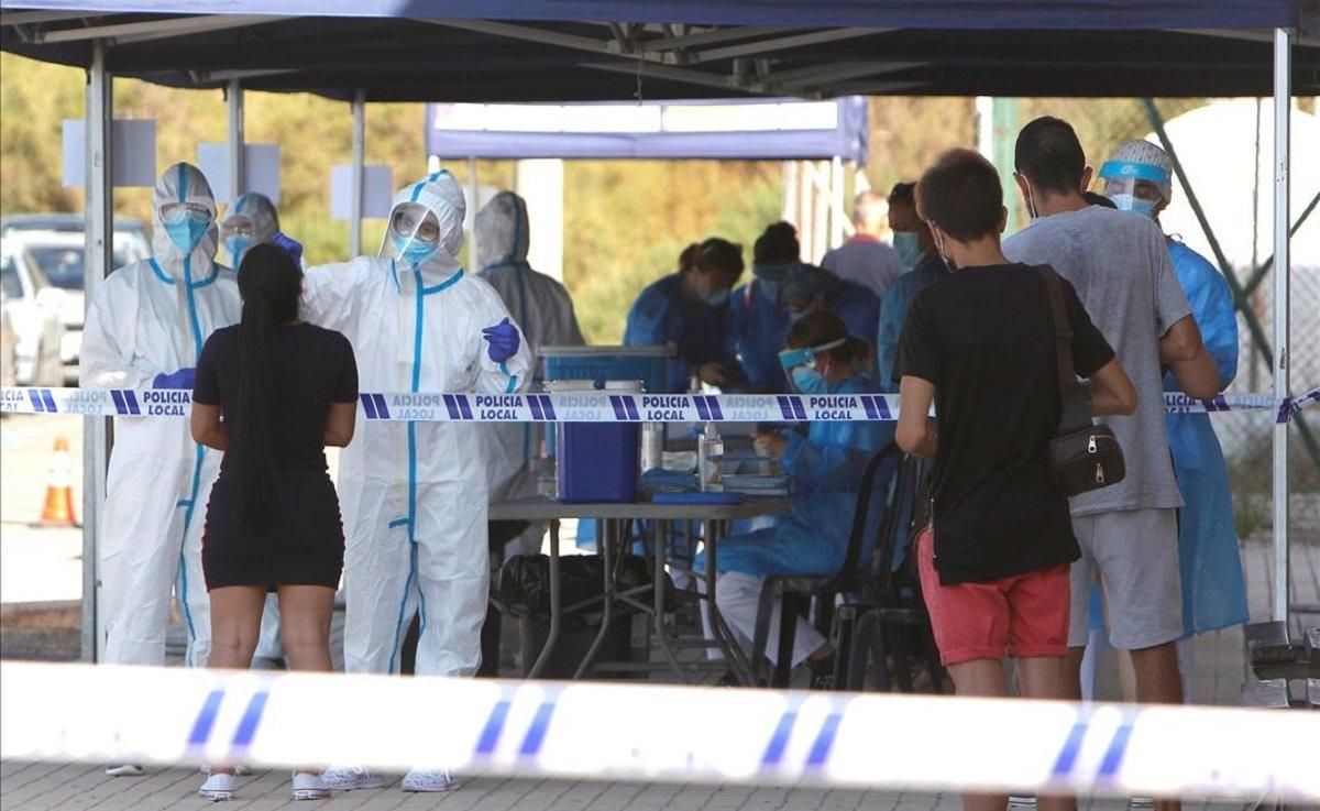 Personal sanitario han comenzado hoy en la localidad alicantina de Santa Pola a realizar pruebas de covid- 19 a las personas que estuvieron en la discoteca Oasis de la localidad los días 10 11 y 12 de julio ante la aparicion de un brote de coronavirus. Personal sanitario han comenzado hoy en la localidad alicantina de Santa Pola a realizar pruebas de covid- 19 a las personas que estuvieron en la discoteca Oasis de la localidad los días 10 11 y 12 de julio ante la aparicion de un brote de coronavirus.