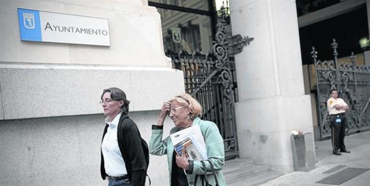 Manuela Carmena sale del Ayuntamiento de Madrid, el pasado 15 de junio, su primero como alcaldesa. Manuela Carmena sale del Ayuntamiento de Madrid, el pasado 15 de junio, su primero como alcaldesa.