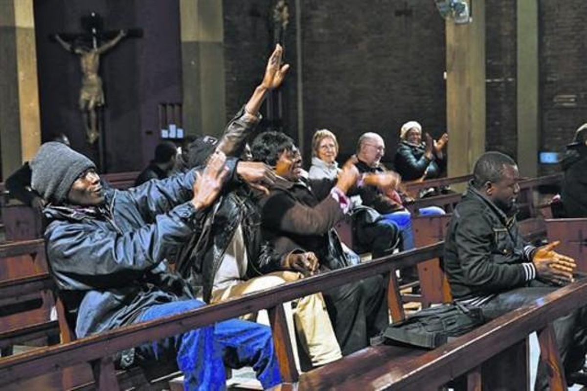 Un momento de la asamblea de los antiguos habitantes de la nave de Puigcerdà, el verano pasado, en la iglesia de Sant Bernat Calbó. Un momento de la asamblea de los antiguos habitantes de la nave de Puigcerdà, el verano pasado, en la iglesia de Sant Bernat Calbó.