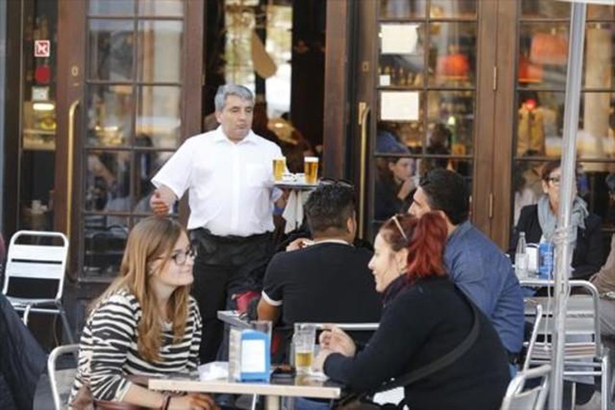 Actividad en la terraza de un bar de Barcelona. Actividad en la terraza de un bar de Barcelona.