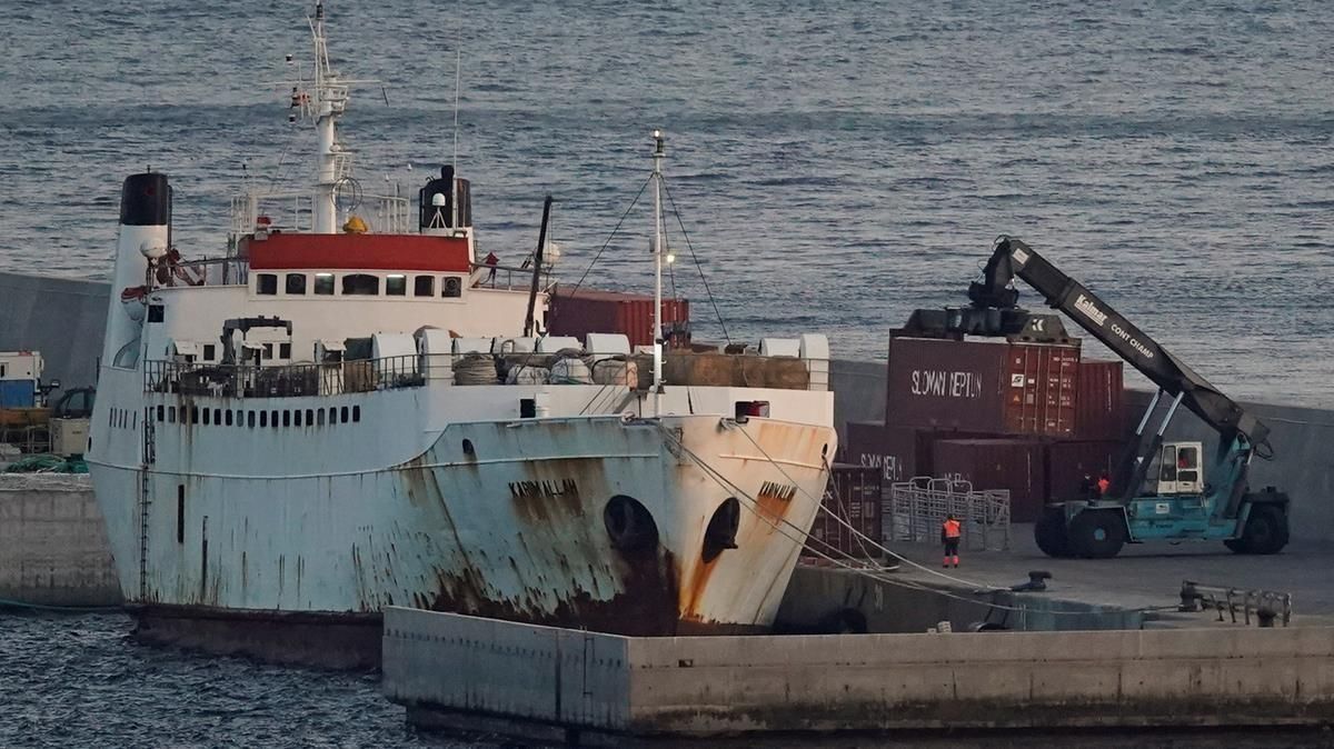 El barco ’Karim Allah’, cargado con casi 900 terneros, permanece atracado en el puerto de Cartagena. El barco ’Karim Allah’, cargado con casi 900 terneros, permanece atracado en el puerto de Cartagena.