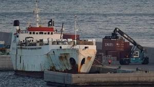 El barco ’Karim Allah’, cargado con casi 900 terneros, permanece atracado en el puerto de Cartagena.