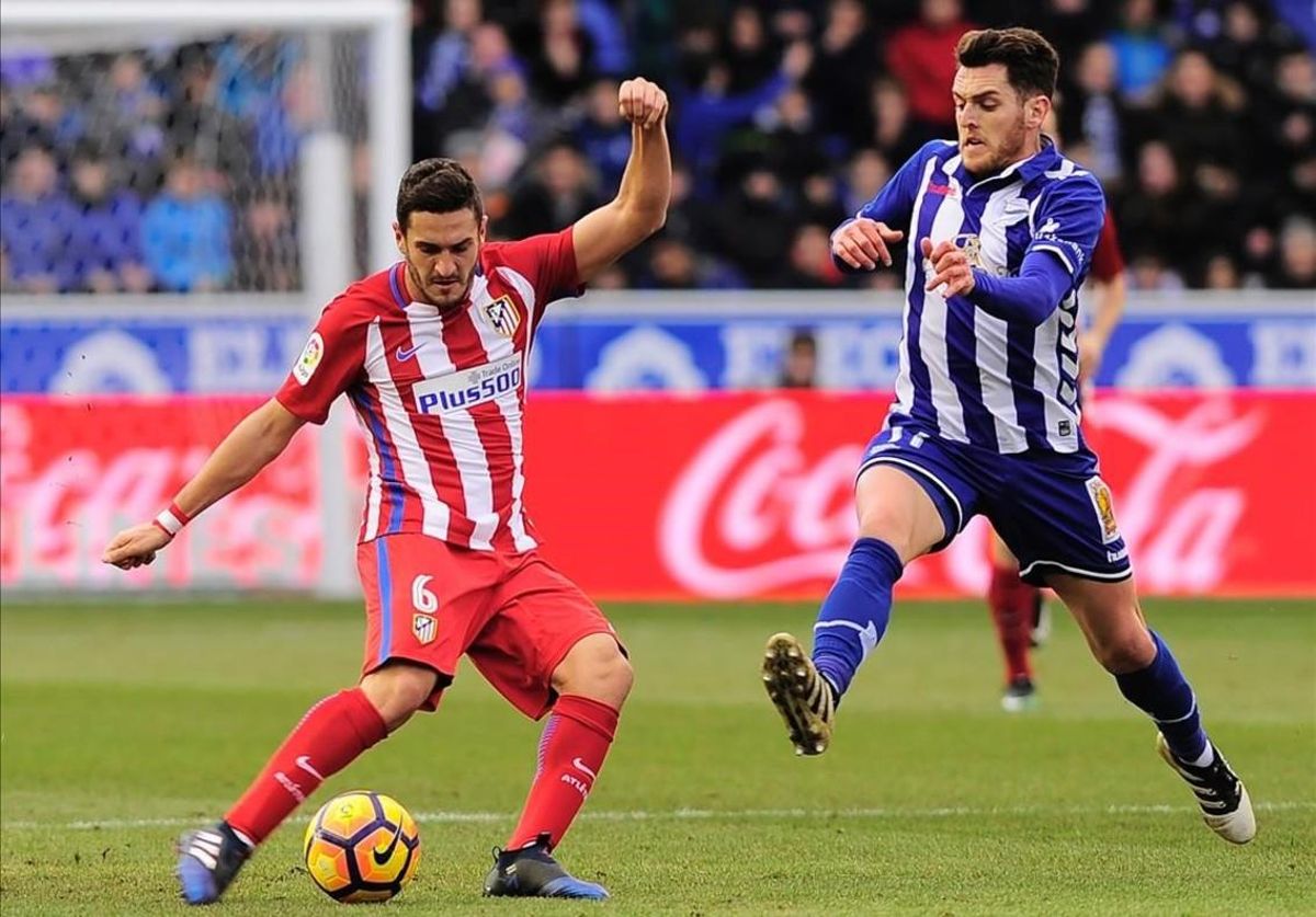 Koke centra con la oposición de Ibai Gómez. Koke centra con la oposición de Ibai Gómez.