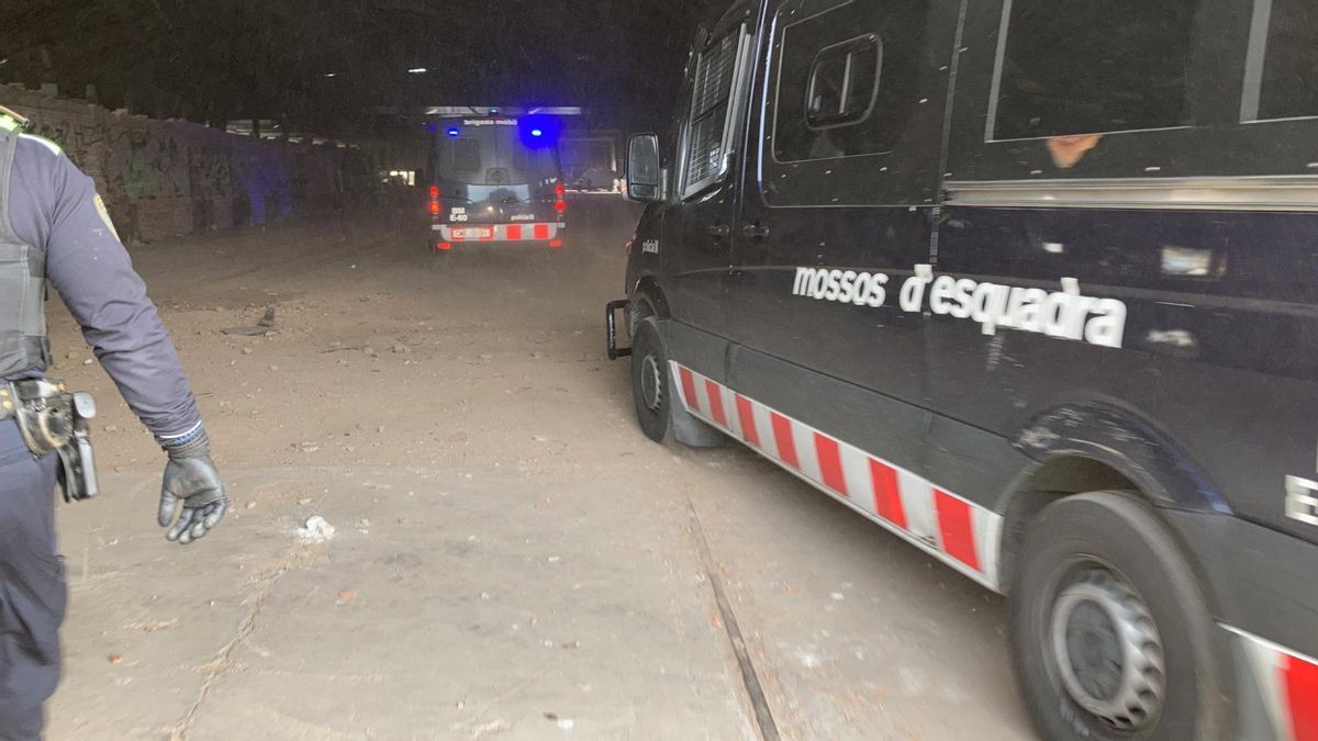 Furgonetas de los Mossos entran en la nave de Llinars donde se celebra una rave ilegal. Furgonetas de los Mossos entran en la nave de Llinars donde se celebra una rave ilegal.
