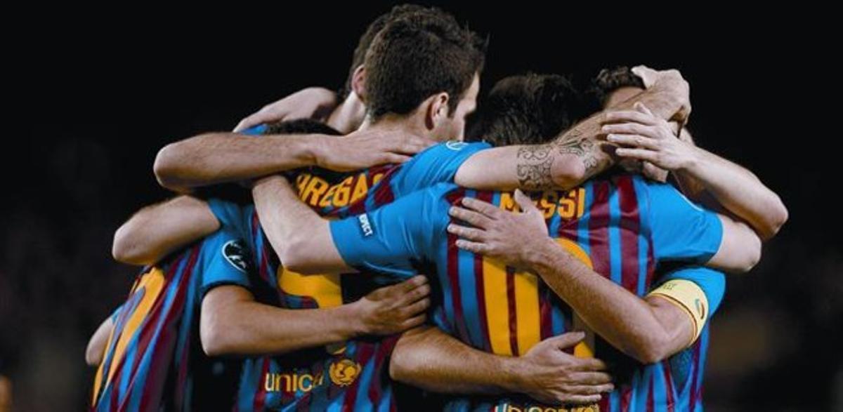 Los jugadores del Barça se abrazan a Messi tras uno de los cinco goles de la estrella argentina.