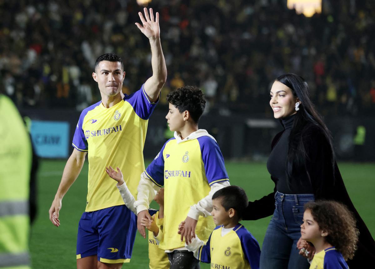 El nuevo al Nassr firma a Cristiano Ronaldo con su pareja Georgina Rodríguez y sus hijos durante su presentación.