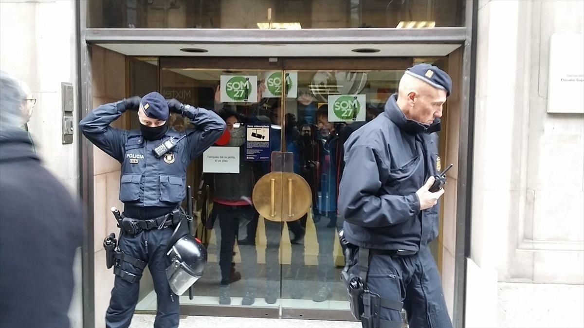 Agentes de los Mossos ante la Fiscalia Superior de Catalunya, durante una protesta por la detención. Agentes de los Mossos ante la Fiscalia Superior de Catalunya, durante una protesta por la detención.